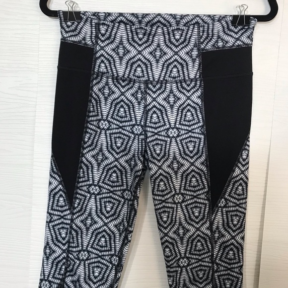 Athleta Black White Chaturanga Capri size Medium - Picture 3 of 8
